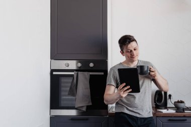 bir kişi video iletişimiyle uzaktan iletişim kurar