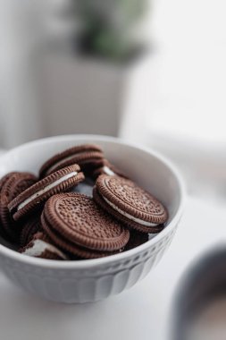 Pencereyi dolduran çikolatalı kurabiye.