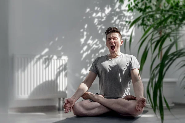 Mann Macht Yoga Hause — Stockfoto