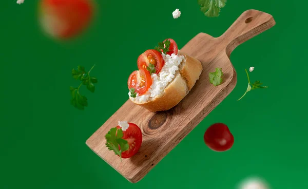 Sándwich Con Queso Suave Tomates Cherry Sobre Fondo Verde — Foto de Stock