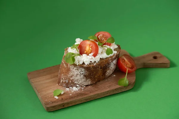 Sandwich Met Zachte Kaas Kerstomaten Een Groene Achtergrond — Stockfoto
