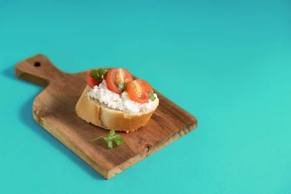 Sandwich Met Zachte Kaas Tomaten Een Blauwe Achtergrond — Stockfoto