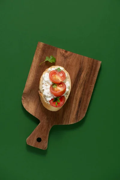 Sandwich Met Zachte Kaas Tomaten Een Blauwe Achtergrond — Stockfoto