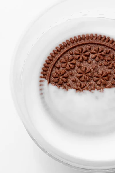チョコレートクッキーとミルクのグラスにクリームを入れて — ストック写真