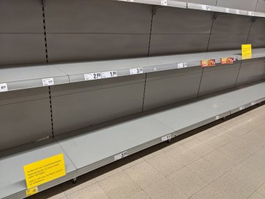 Salgın koronavirüs nedeniyle paniğe kapılıp markette boş tuvalet kağıdı rafları bulunuyor, çeviri: 