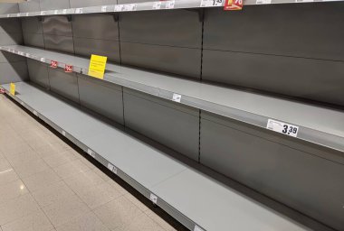 Salgın koronavirüs nedeniyle paniğe kapılıp markette boş tuvalet kağıdı rafları bulunuyor, çeviri: 