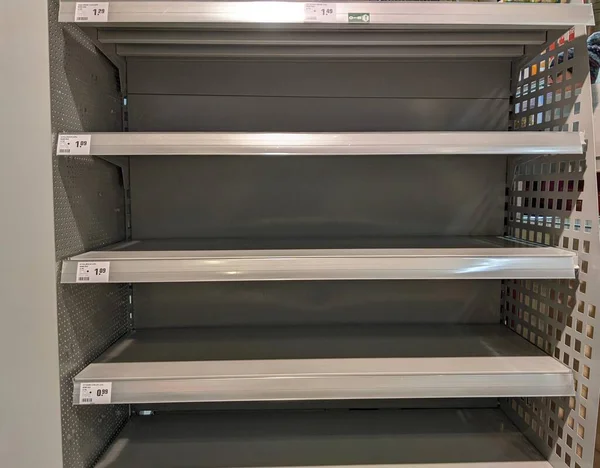 Пустые Полки Молоком Супермаркете После Покупки Панике Вспышки Коронавируса Никаких — стоковое фото