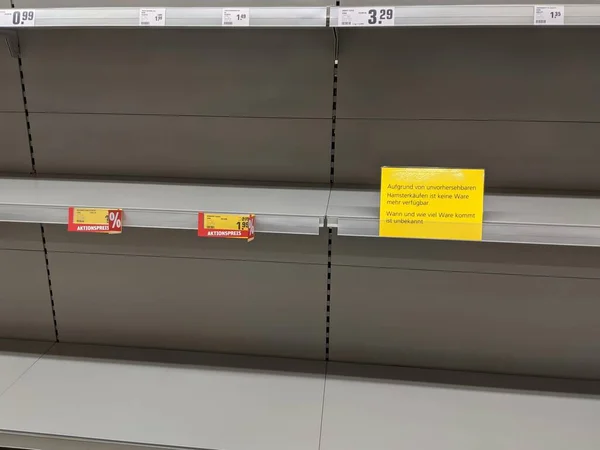 Scaffali Latte Vuoti Nel Supermercato Dopo Acquisto Panico Causa Della — Foto Stock