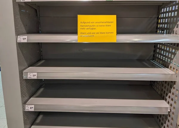 코로나 바이러스 번역의 중단으로 슈퍼마켓에 우유가 예측할 수없는 구매로 부족하다 — 스톡 사진