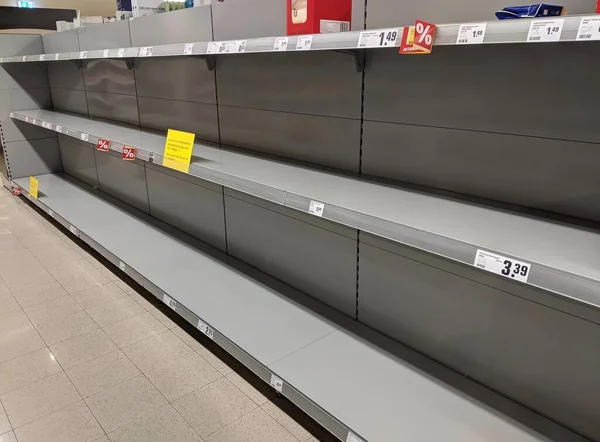 Prateleiras Papel Higiênico Vazias Supermercado Após Compra Pânico Devido Coronavírus — Fotografia de Stock