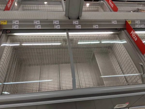 Пусті Кабінети Піци Замороженому Харчовому Сегменті Супермаркеті Після Покупки Паніки — стокове фото