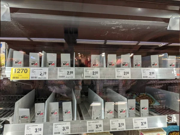 Пусті Холодильники Крижаній Харчовій Секції Супермаркеті Після Покупки Паніки Через — стокове фото