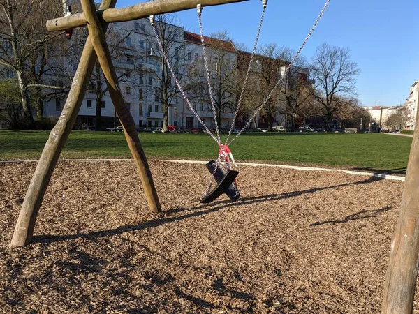 Gesloten Schommel Kinderspeelplaats Coronavirus Covid Beveiligings Beschermingsmaatregelen Het Stadspark — Stockfoto