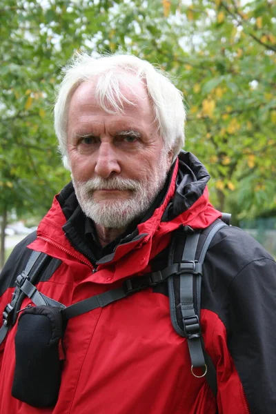 Portrait Gros Plan Aîné Barbu Blanc Tenue Randonnée Active Rouge — Photo