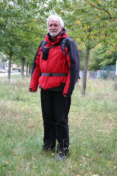 Portrait Complet Une Personne Âgée Barbu Blanc Vif Tenue Randonnée — Photo