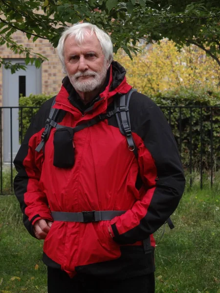 Portrait Gros Plan Aîné Barbu Blanc Tenue Randonnée Active Rouge — Photo