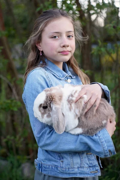 Portrait Une Jeune Fille Blonde Tenant Doucement Lapin Animal Compagnie — Photo