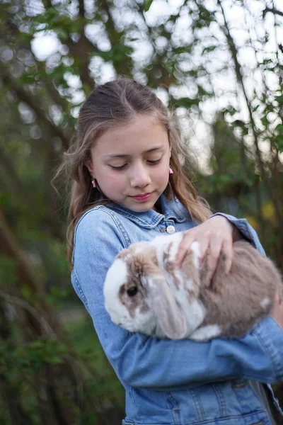 Portrait Une Jeune Fille Blonde Tenant Doucement Lapin Animal Compagnie — Photo