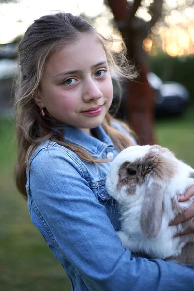 Portrait Une Jeune Fille Blonde Tenant Doucement Lapin Animal Compagnie — Photo