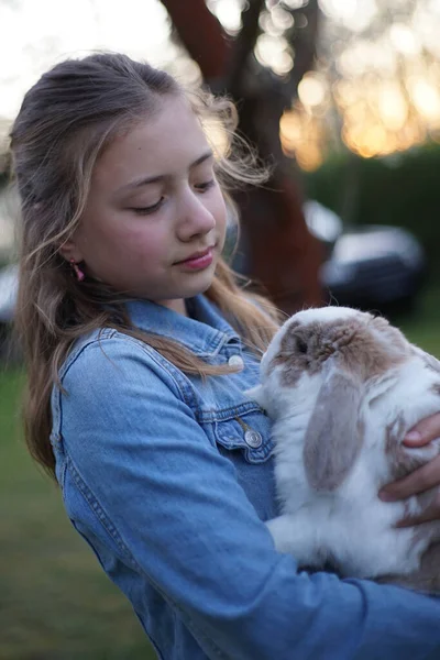 Sarışın Bir Kızın Portresi Nazikçe Elinde Bir Tavşancık Kollarında Tavşan — Stok fotoğraf