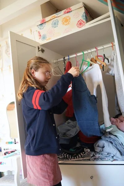 Молодая Девушка Выбирает Одежду Шкафа Ребенок Думает Надеть Перед Гардеробом — стоковое фото