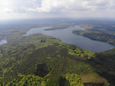 Stechlin koruma alanı Brandenburg Almanya 'sında bulunan kristal berrak Peetschsee' nin hava manzarası