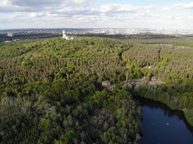 Berlin 'in batı yakasında, Havel' in doğu yakasında yer alan Grunewald Alman ormanının 3.000 hektarlık (7400 dönümlük) havadan görünüşü Berlin 'deki en büyük yeşil alandır..