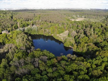 Teufelssee Gölü 'nün havadan görünüşü, Berlin' in Charlottenburg-Wilmersdorf ilçesindeki Grunewald Ormanı 'nda bir buzul gölü..