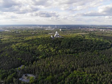 Berlin 'in batı yakasında, Havel' in doğu yakasında yer alan Grunewald Alman ormanının 3.000 hektarlık (7400 dönümlük) havadan görünüşü Berlin 'deki en büyük yeşil alandır..