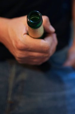 Erkek eli, elinde tam yeşil cam bira şişesi tutarken..  