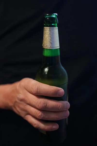 Close Male Hand Holding Full Green Glass Beer Bottle — Stock Photo, Image