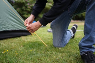 Kamp için çadır kuran bir adamın yakınına.               