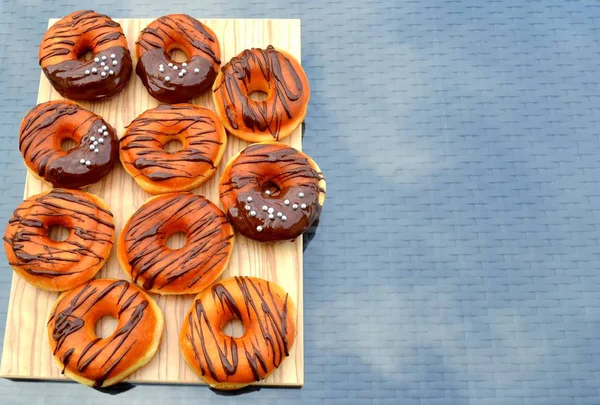 Casa Donuts Assados Com Decoração Chocolate Uma Placa Com Reflexão — Fotografia de Stock