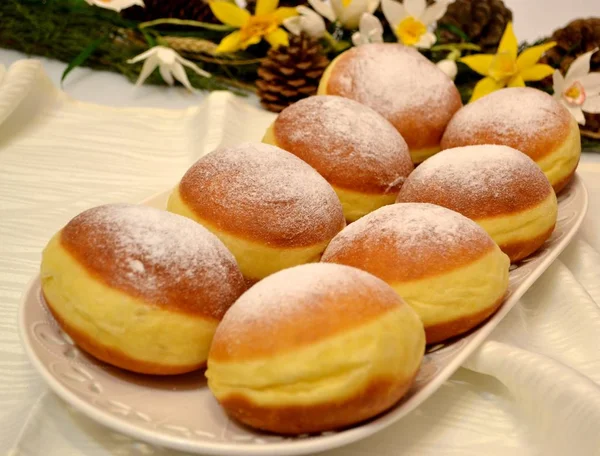 Casa Donuts Assados Com Açúcar Confeiteiro Mesa Flores Primavera Decoração — Fotografia de Stock