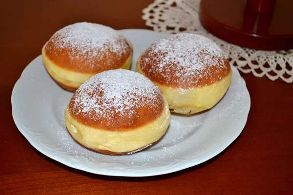 Casa Donuts Assados Com Açúcar Confeiteiro Mesa Madeira Com Toalha — Fotografia de Stock