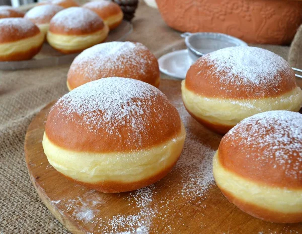Casa Donuts Assados Mesa Madeira Com Açúcar Confeiteiro — Fotografia de Stock