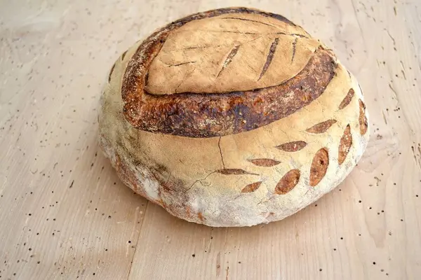 Taze ev yapımı ekmek ahşap tahtada.