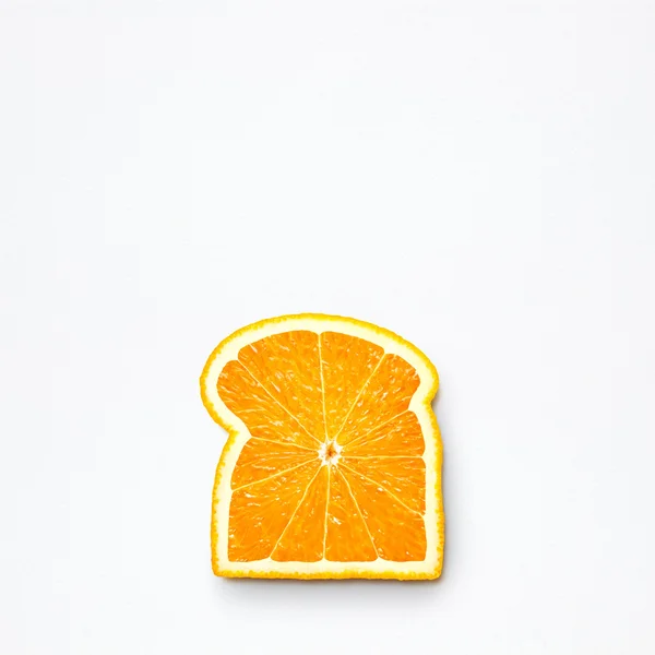 Pane all'arancia. Concetto di cibo sano e natura morta creativa di fetta di pane fatta di frutta fresca arancione . — Foto Stock