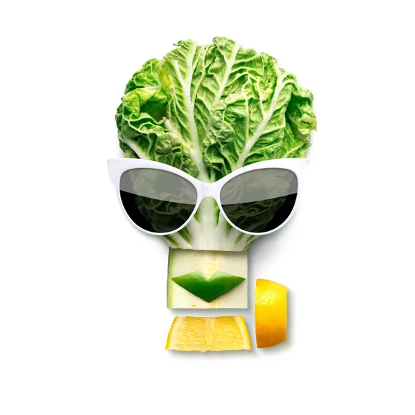 Смачне мистецтво. Жіноче обличчя в сонцезахисних окулярах з фруктів та овочів, ізольоване на білому . — стокове фото