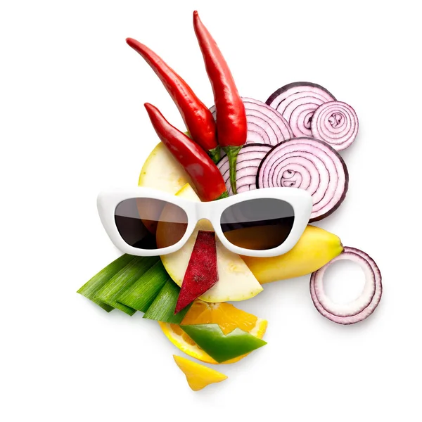 Arte saporita. Concetto di cibo eccentrico di viso femminile in stile cubista in occhiali da sole fatti di frutta e verdura, su bianco . — Foto Stock