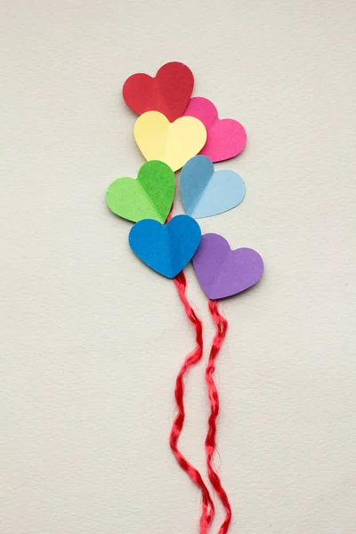 Hart ballonnen. Creatieve valentines concept foto van harten als ballonnen op grijze achtergrond. — Stockfoto