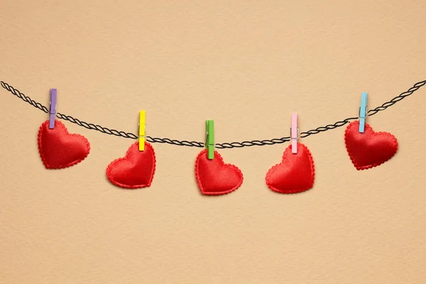 PIN mijn liefde. Creatieve valentines concept foto van harten gevestigd op het touw op bruine achtergrond. — Stockfoto