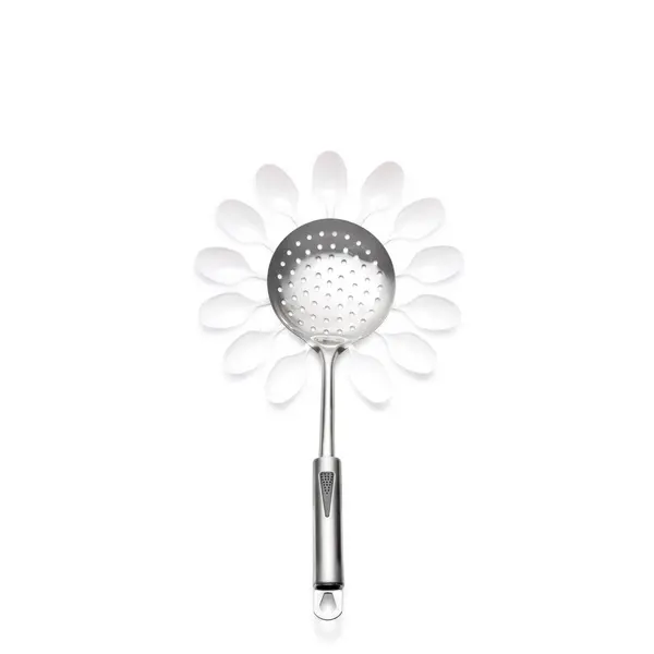 Zilveren bloem. Foto's creatief concept voor een geperforeerde lepel met plastic lepels in de vorm van een bloem op witte achtergrond. — Stockfoto