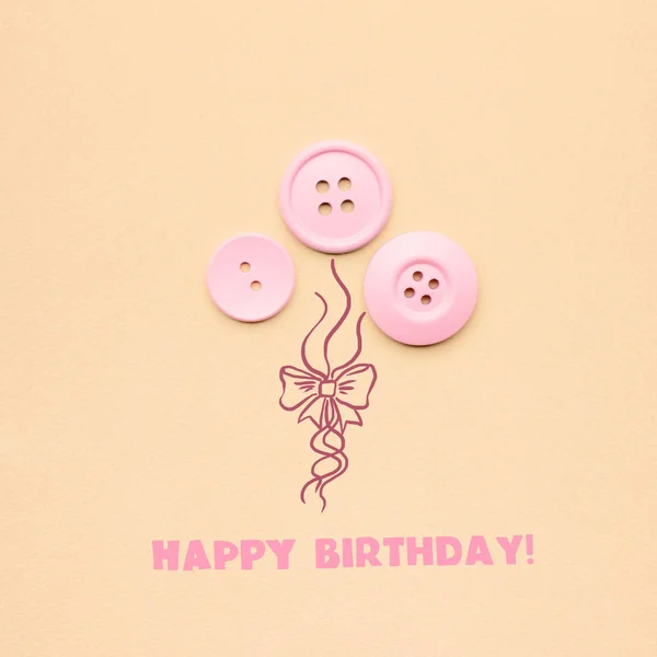 Verjaardag ballonnen. Foto's creatief concept voor knoppen als ballonnen op bruine achtergrond. — Stockfoto