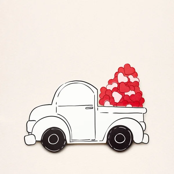 Miłość ciężarówki. Twórcze Walentynki koncepcja zdjęcie samochodu papieru z sercami na szarym tle. — Zdjęcie stockowe