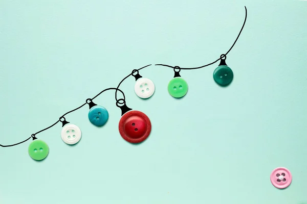 Karácsonyi fények. Kreatív koncepció fénykép a karácsonyi fények készült zöld háttér gombok. — Stock Fotó