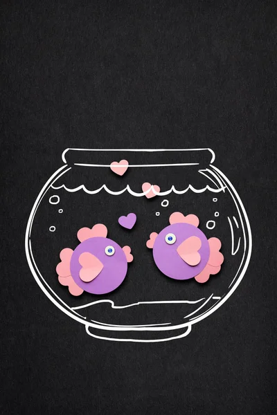 Adoro peixes. Foto conceito de valentines criativo de peixes de papel com corações no fundo preto . — Fotografia de Stock