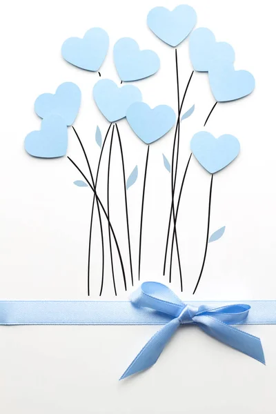 발렌타인 꽃입니다. 흰색 바탕에 종이 꽃으로 하트의 크리에이 티브 발렌타인 컨셉 사진. — 스톡 사진
