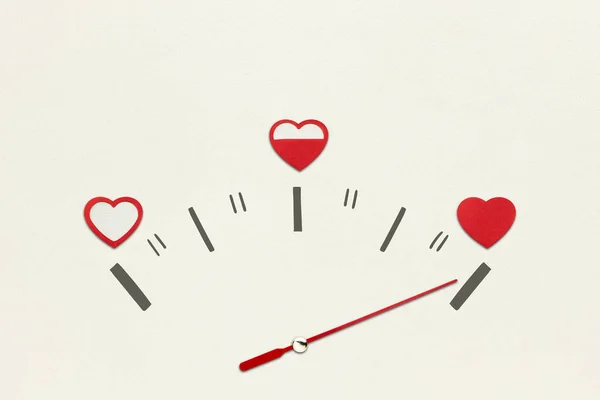 Liefde meter. Creatieve valentines concept foto van snelheidsmeter met hartjes op een grijze achtergrond. — Stockfoto