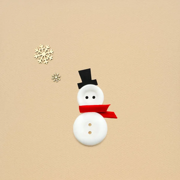 Καλά Χριστούγεννα. Δημιουργική φωτογραφία του mad χιονάνθρωπος του χαρτιού σε καφέ φόντο. — Φωτογραφία Αρχείου
